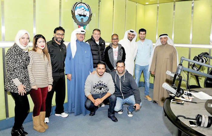 الشيخ فهد المبارك في صورة تذكارية مع فريق عمل القايلة بحضور بدر الطراروة والزميل حمد حلوان ﻿