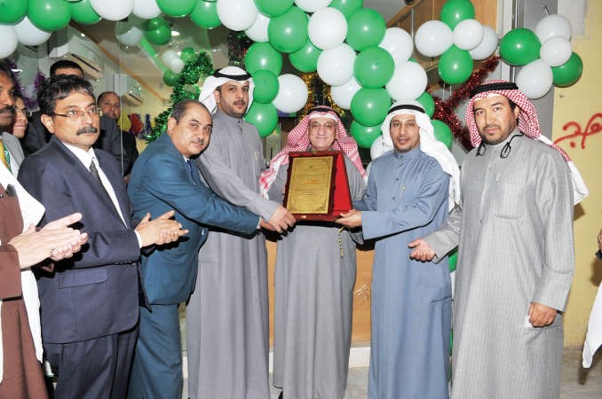 جانب من التكريم خلال افتتاح احد فروع الملا للصرافة﻿