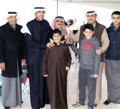 سالم الرومي وعميد المدربين يوسف الكندري يتسلمان الكاس منالشيخ ضاري الفهد﻿