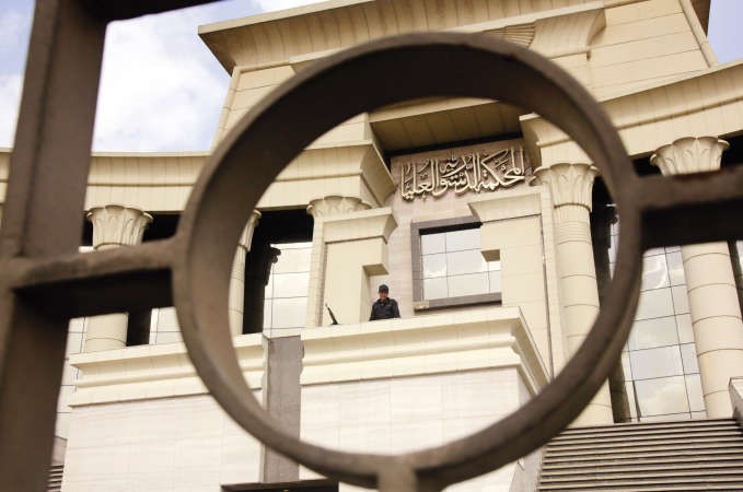 جندي مصري يقف امام مبنى المحكمة الدستورية العليا في القاهرة امس 	اپ﻿