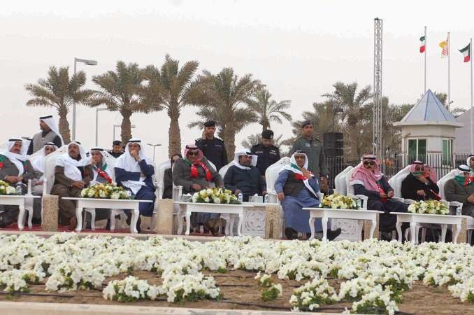سمو رئيس الوزراء الشيخ جابر المبارك والشيخ صباح الخالد والشيخ محمد الخالد والشيخ سلمان الحمود والشيخ محمد العبد الله والشيخ احمد النواف والفريق ثابت المهنا يتابعون العرض الجويهاني عبدالله ﻿