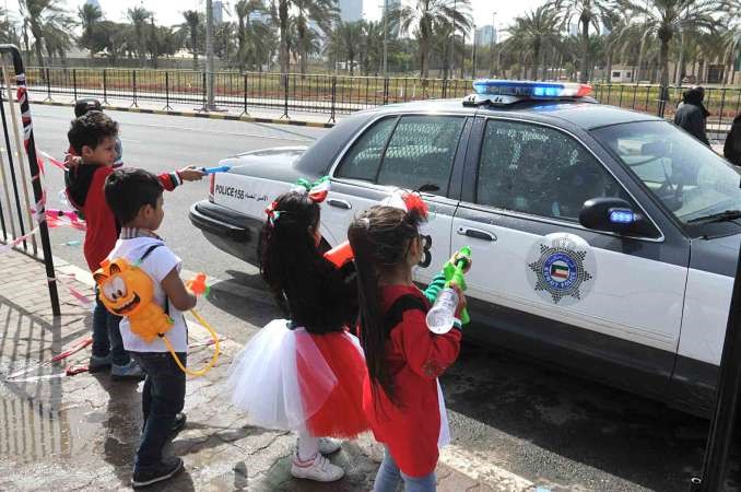 حتى سيارة الشرطة لم تسلم من الرش بالماء﻿