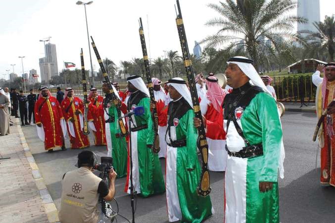 لقطة استعراضية لفرقة بحرينية مشاركة في الاحتفالاتهاني عبدالله﻿
