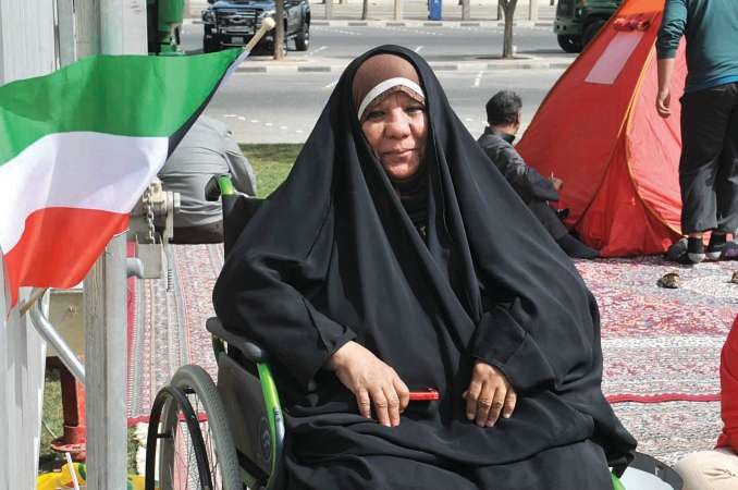 محتفلون من كل الاعمار والشرائح﻿
