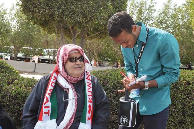 احد المواطنين متحدثا الى الزميل كريم طارق﻿