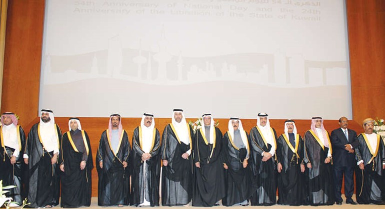 سفيرنا لدى قطر متعب المطوطح يتوسط كبار الحضور من المسؤولين القطريين والديبلوماسيين خلال الحفل ﻿