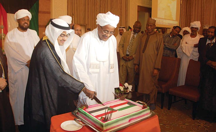  السفير الهاجري ووزير الزراعة السوداني ابراهيم محمود يقطعان كيك الاحتفال ﻿