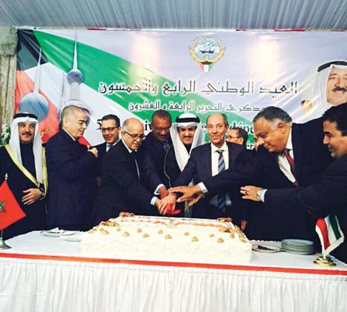  سفيرنا لدى المملكة المغربية شملان الرومي خلال قطع كيك الحفل ﻿