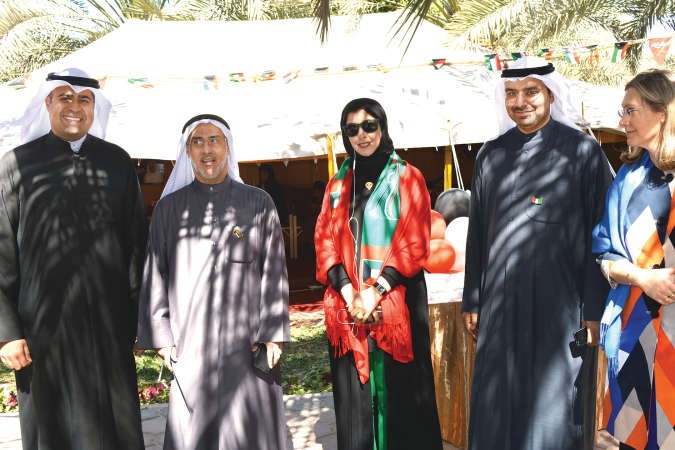 دحسين الخياط متوسطا بعض الحضور 