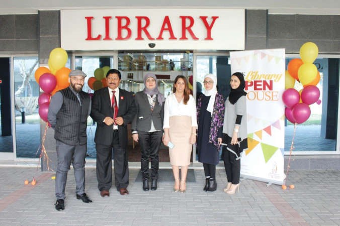 صورة جماعية لموظفي مكتبة الجامعة الاميركية في الكويت