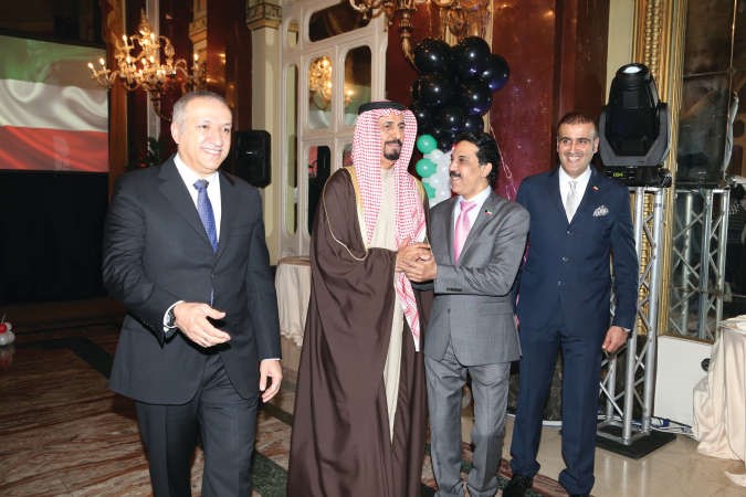 ومصافحا الفنان عبدالله الرويشد﻿