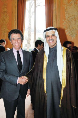 السعيد مصافحا رئيس معهد العالم العربي بباريس جاك لانغ ﻿
