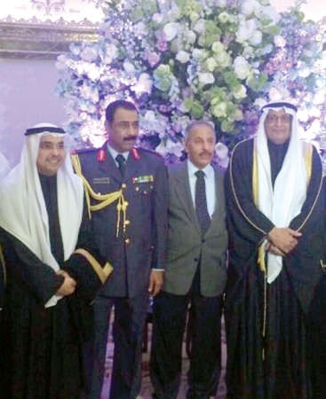 سفيرنا في بريطانيا خالد الدويسان مع عدد من المشاركين﻿