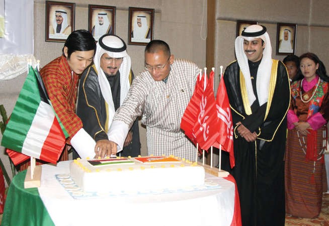 القائم بالاعمال لدى مملكة بوتان يوسف المسكتي يقطع كيكة الاحتفال بالاعياد الوطنية﻿