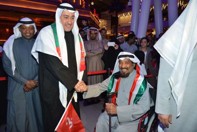 الشيخ فيصل الحمود مصافحا احد المشاركين في الاحتفال