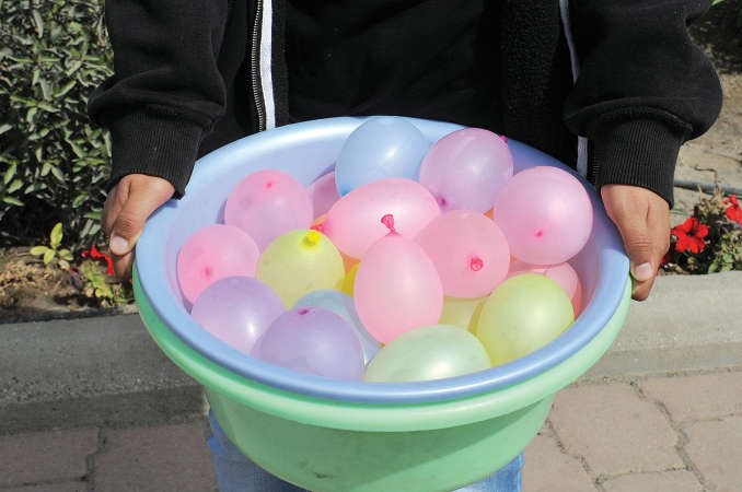 عدد من بالونات المياه جاهزة للاستخدام﻿