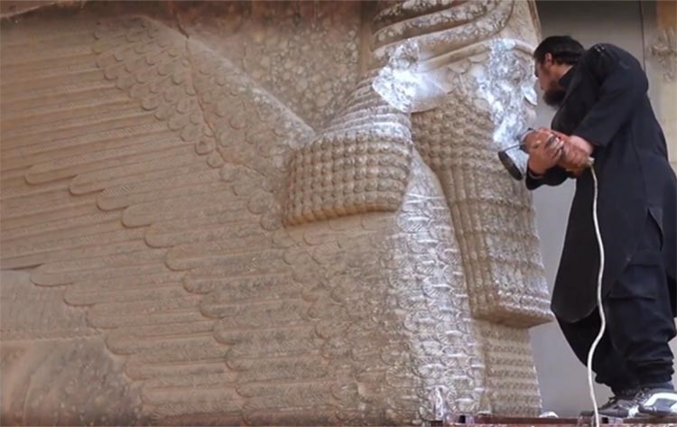 بالفيديو والصور.. في واحدة من جرائم العصر.. "داعش" يدمر آثار متحف الموصل التاريخية