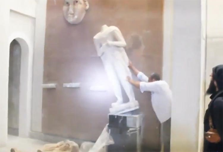 بالفيديو والصور.. في واحدة من جرائم العصر.. "داعش" يدمر آثار متحف الموصل التاريخية