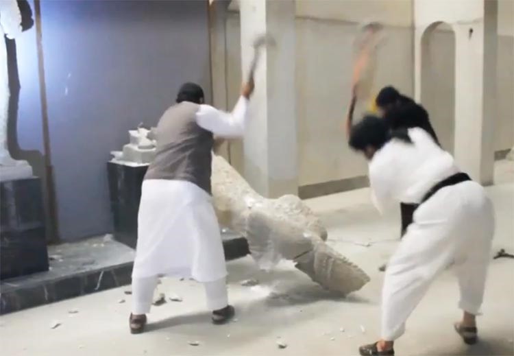 بالفيديو والصور.. في واحدة من جرائم العصر.. "داعش" يدمر آثار متحف الموصل التاريخية