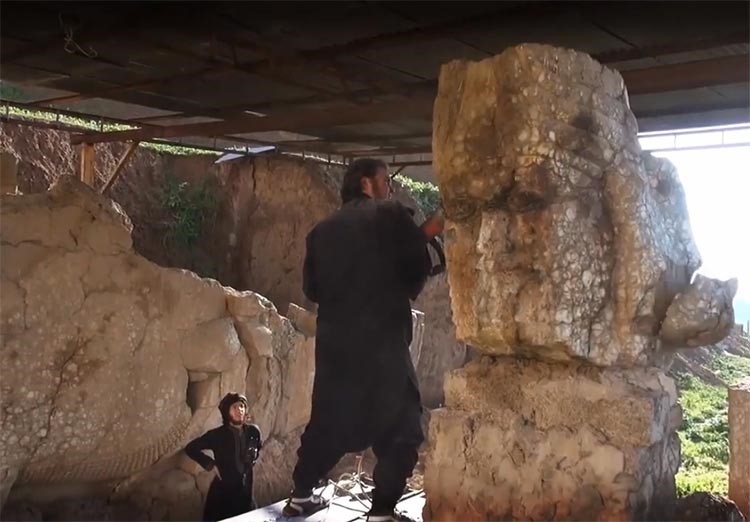 بالفيديو والصور.. في واحدة من جرائم العصر.. "داعش" يدمر آثار متحف الموصل التاريخية