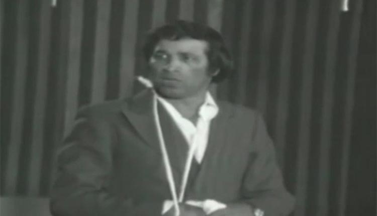 بالفيديو.. عادل امام يكشف سر اشهر "افيه" بمسرحية "مدرسة المشاغبين"