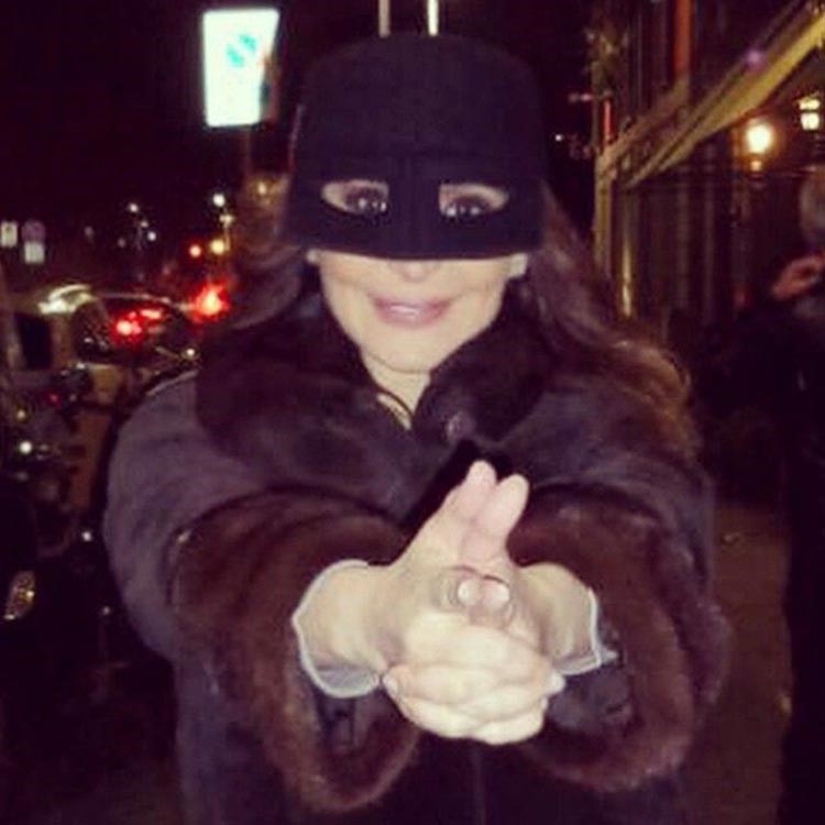 صورة: إليسا تطل على متابعيها بـ"لوك" تنكري
