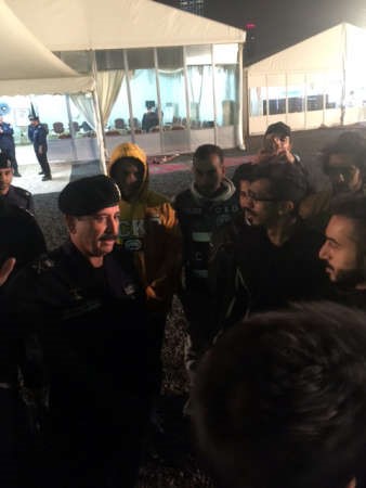اللواء المهنا مستمعا لعدد من الدراجين قبل اخلاء سبيلهم بناء على اوامر الفهد﻿