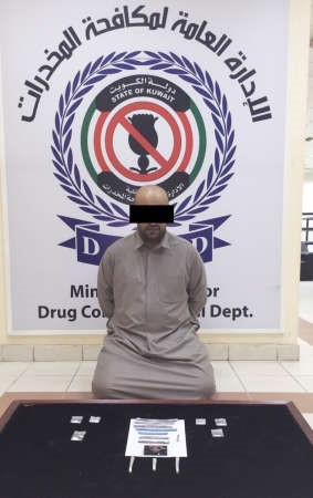 المتهم وامامه المضبوطات