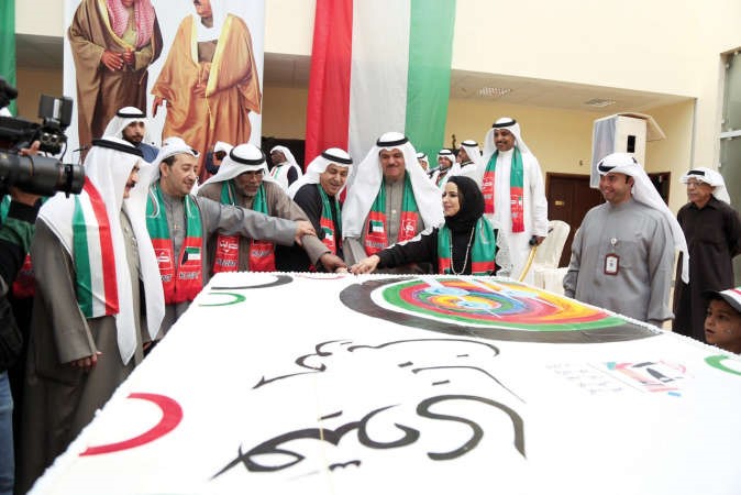 الحمود واليوحة وعدد من قيادات المجلس الوطني يقطعون كيكة الاحتفال﻿
