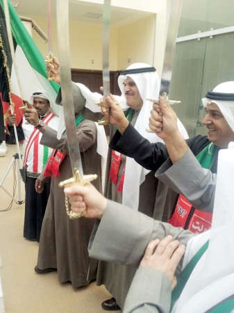 الشيخ سلمان الحمود وم علي اليوحة يؤديان العرضة﻿