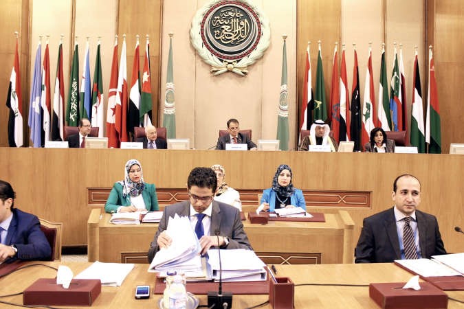دعلي العبيدي ودنبيل العربي خلال اجتماع مجلس وزراء الصحة العرب 
