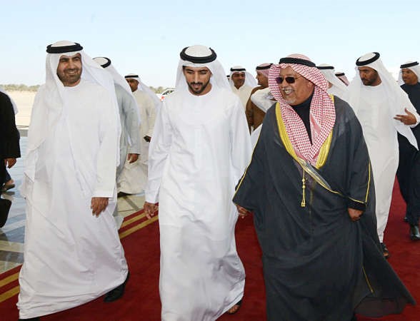 الشيخ علي الجراح مستقبلا سمو الشيخ حمدان بن محمد بن راشد لدى وصوله الى البلاد﻿
