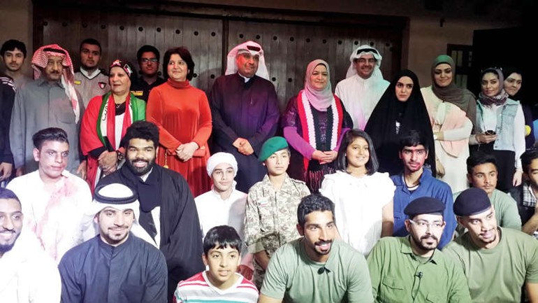 الشيخة انيسة الحمود ووليد الانصاري يتوسطان فريق عمل المسرحية﻿