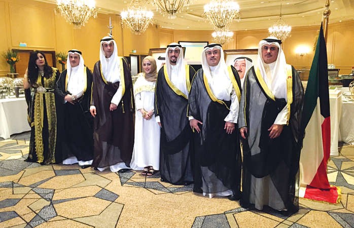 اركان سفارتنا لدى الارجنتين في استقبال المهنئين ﻿