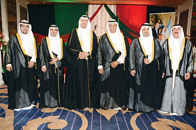 السفير قصي راشد الفرحان واركان السفارة في كينيا خلال الاحتفال﻿