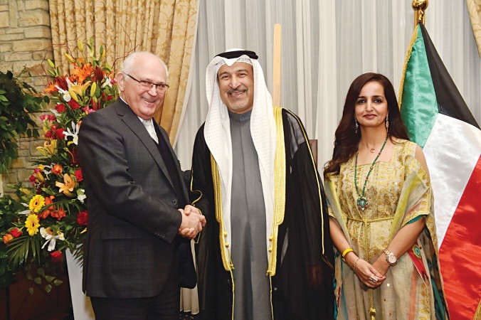 السفير احمد الوهيب مستقبلا المهنئين في قبرص ﻿