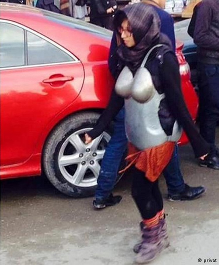 بالصور.. هكذا حمت فتاة أفغانية نفسها من المتحرشين