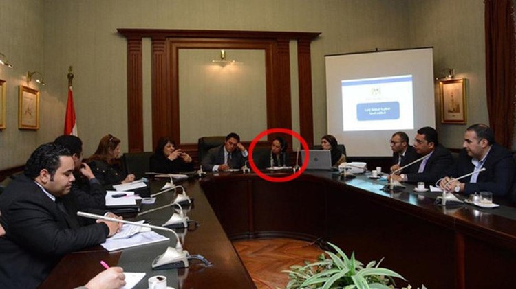 بالصور.. زوجة مسؤول مصري لا تفارقه في مقر عمله بسبب "الغيرة"