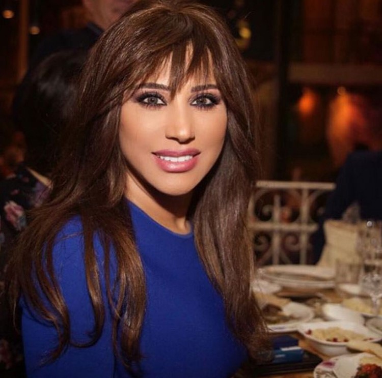 بالفيديو والصور.. نجوى كرم تحتفل بعيد ميلادها بفستان ازرق قصير ينال اعجاب محبيها