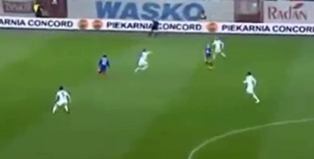 بالفيديو.. تدخل عنيف على طريقة "بروس لي" من لاعب بولندي! 