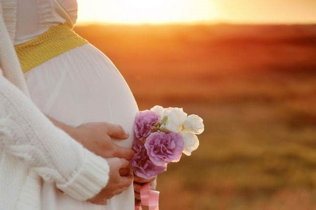 المراة الحامل تعاني في شهورها الاخيرة