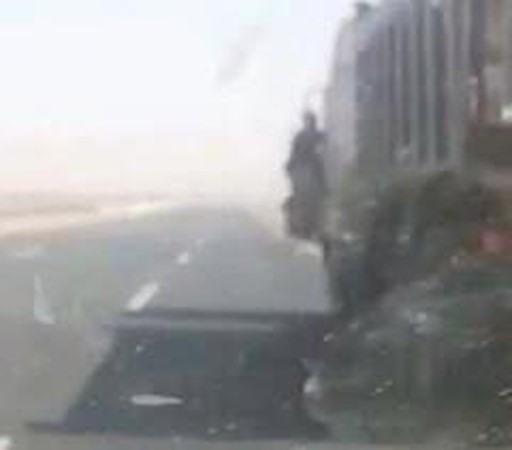 بالفيديو.. وافدان في السعودية يغامران ويتعلقان ببابي شاحنة مسرعة 