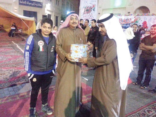 احد الفائزين يتسلم جائزته﻿