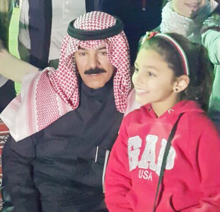 الشيخ محمد الخالد في مخيم الداخلية مع ابنة احد رجال الامن﻿