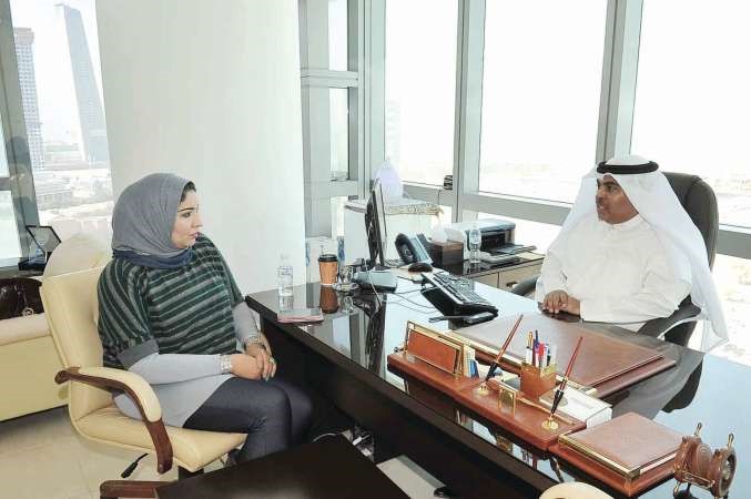طارق المرزوق متحدثا الى الزميلة الاء خليفةاسامة ابوعطية﻿