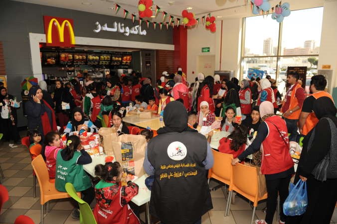 الاطفال يتناولون وجباتهم ﻿