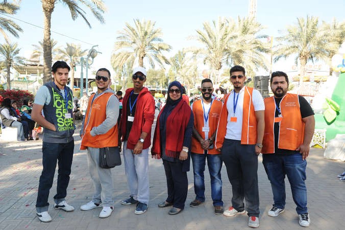 منى المطيري تتوسط عددا من الشباب المتطوعين في الكرنفال﻿