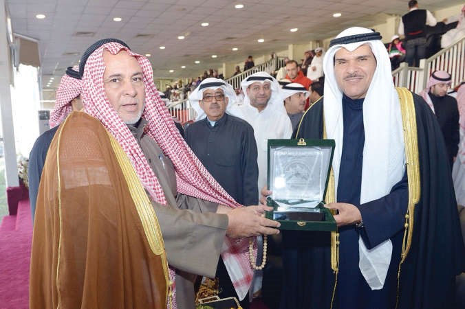 الشيخ سلمان الحمود يتسلم درعا من سليمان الزملوط﻿
