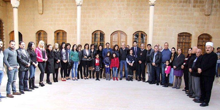 رئيس اللقاء الديموقراطي النائب وليد جنبلاط مستقبلا وفدا كبيرا من بلدة بطمة الشوفي المختارةمحمود الطويل ﻿