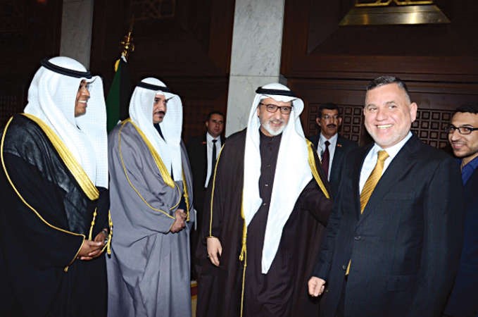 نائب رئيس مجلس الوزراء العراقي بهاء الاعرجي مع اعضاء السفارة 